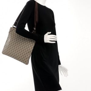 GUCCI GG Supreme Navy and Beige Messenger Bag